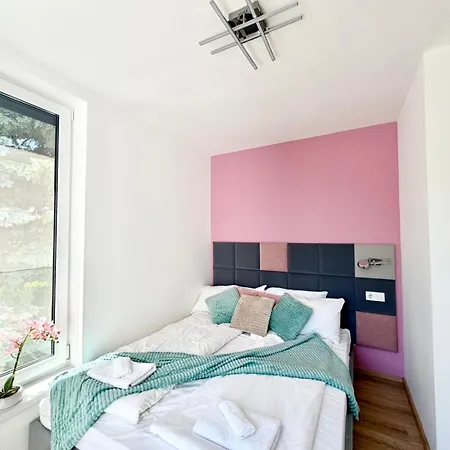 Luxury Garden House I In The Center Сasa de vacaciones